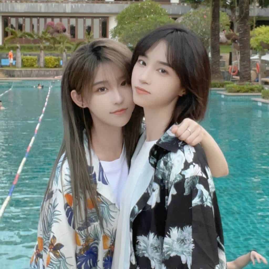 20221014 蒋芸王晓佳微博“花衬衫”